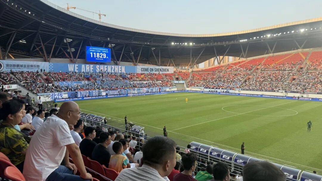 沸腾现场，球迷热情高涨，欢呼声不绝于耳 