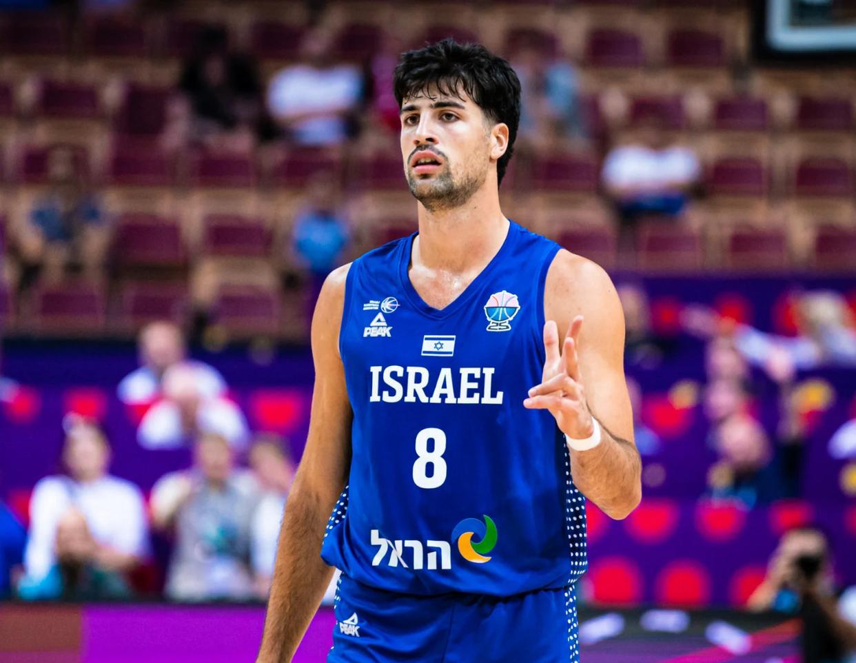 紧张比赛展开，欧洲豪强球队阳刚豪情冲击